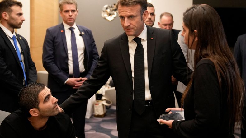 في “زيارة تضامنية” مع الكيان الصهيوني.. ماكرون يصل تل أبيب (فيديو)