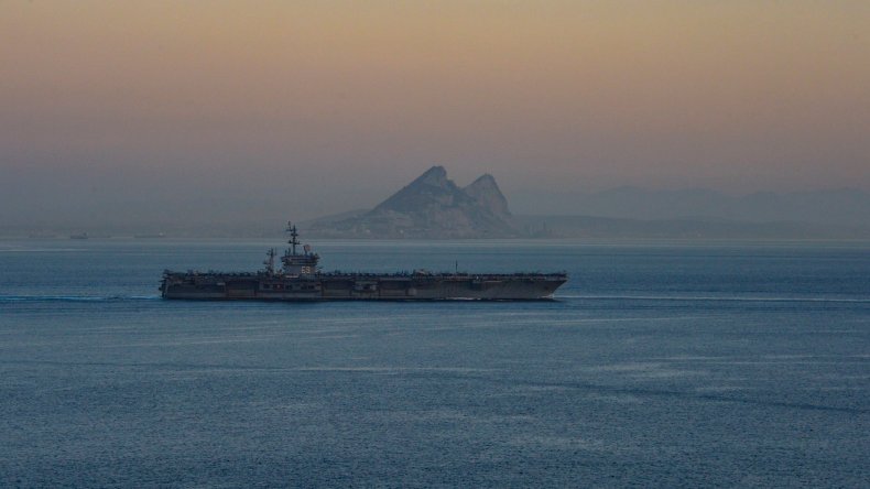 رصد عبور حاملة الطائرات الأمريكية في البحر الأبيض المتوسط (صور وفيديو)