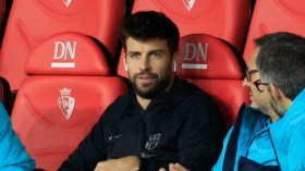 Quand Piqué chute dans un trou! (VIDEO)