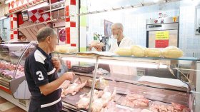 غلاء الدجاج يضطر جزارين إلى بيع عتادهم وتأجير محلاتهم