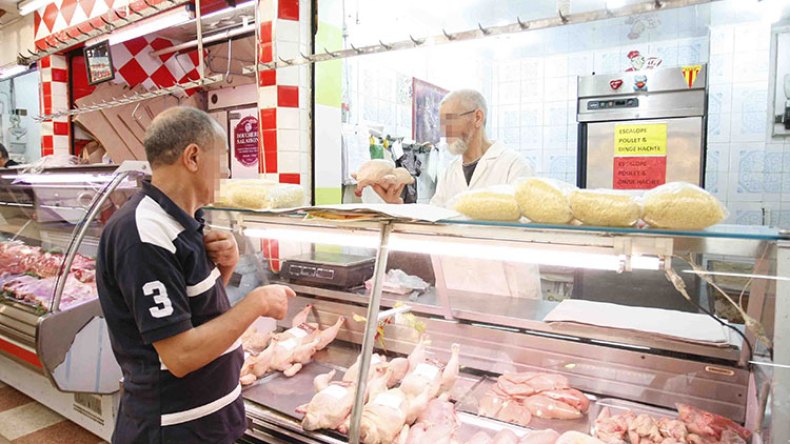 غلاء الدجاج يضطر جزارين إلى بيع عتادهم وتأجير محلاتهم