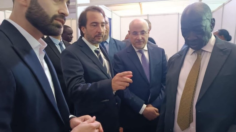 رئيس جمهورية أوغندا يستقبل رجال أعمال جزائريين