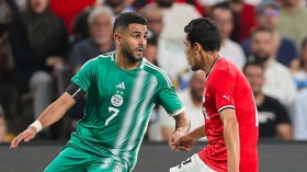 حكم إماراتي يُفسد “العرس” الكروي الجزائري المصري