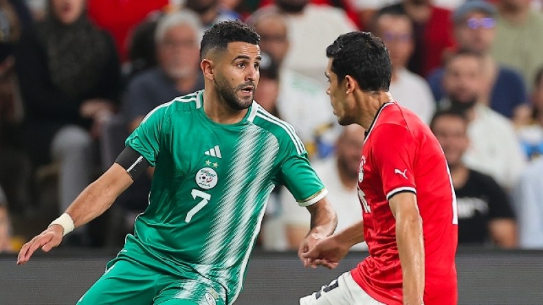 حكم إماراتي يُفسد “العرس” الكروي الجزائري المصري