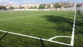 منع تغطية الملاعب بِالعشب الاصطناعي في أوروبا