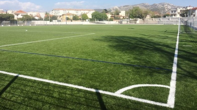 منع تغطية الملاعب بِالعشب الاصطناعي في أوروبا