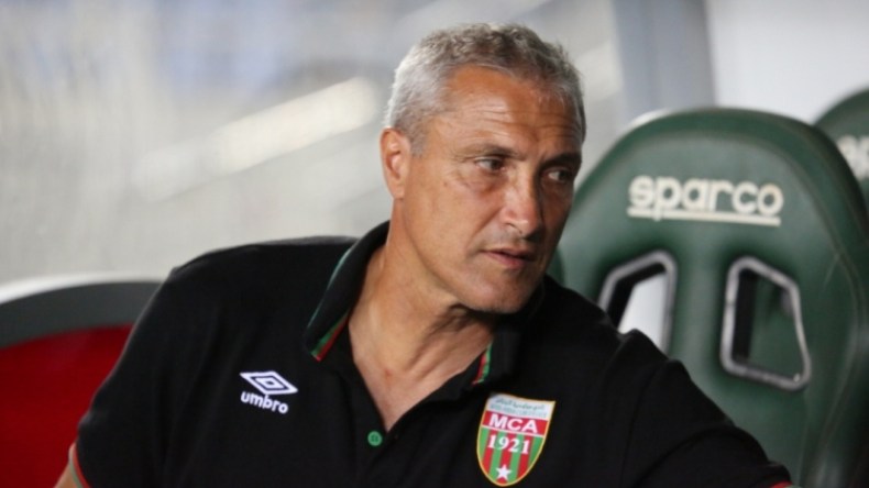 مدرب فرنسي يتفوّه بِألفاظ عنصرية ضدّ العرب والأفارقة