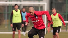 بِالفيديو: زملاء فغولي كانوا يُدخّنون السّجائر قبل وبين وبعد المقابلات!