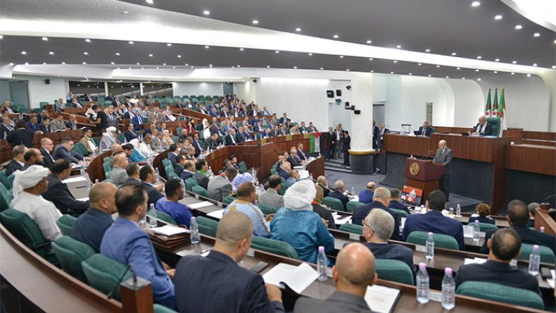 البرلمان يطالب بإجراءات لتفادي آثار الأزمات العالمية على الجزائريين