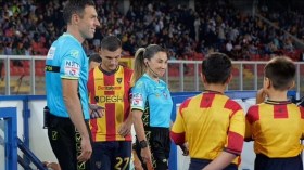 معاقبة حكم إيطالي بسبب موقف محرج قبل انطلاق المباراة(فيديو)