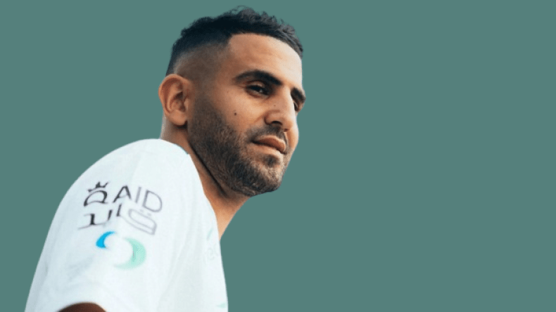 بِالفيديو: محرز يُقيم الصّلاة في أحد مساجد السعودية