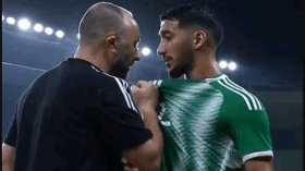تصرف بلماضي مع بن رحمة.. صورة بآلاف التعليقات