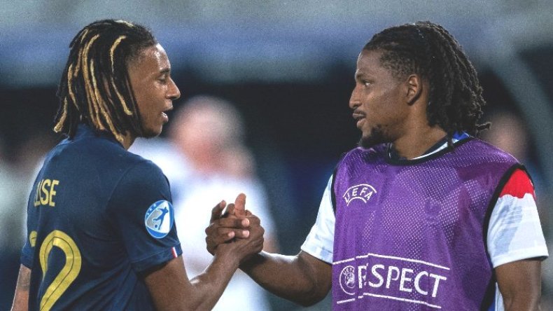 لعروسي يدعو لاعبا مُغتربا للالتحاق بِصفوف “الخضر”