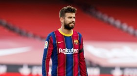 بِالفيديو: “بيكي” يسقط في حفرة بِسبب الهاتف المحمول!