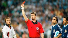 “كنّا نحرس بيكهام حتّى عندما يدخل إلى المرحاض”!