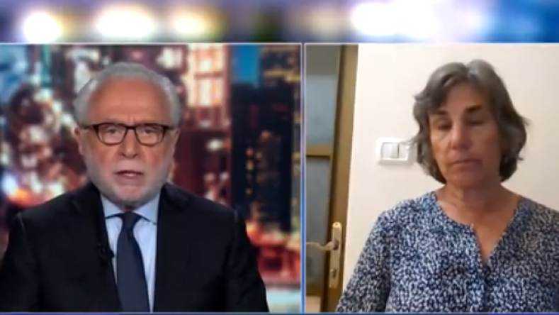 شاهد.. ردة فعل طبيبة أمريكية عالقة في غزة بعد سماعها دوي انفجار 