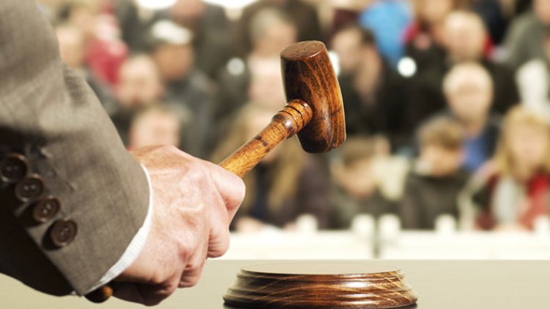 عرض ممتلكات مدانين في قضايا فساد للبيع بالمزاد