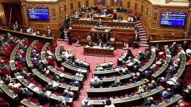 اليمين الفرنسي يقترح تشديد إجراءات صب معاشات التقاعد للجزائريين