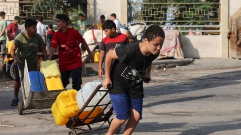 أزمتا المياه والكهرباء تتفاقمان في غزة وتعيدان السكان عشرات السنين إلى الماضي