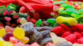 أطباء يحذرون من مخاطر استعمال المواد الملونة في الغذاء وحلوى الأطفال