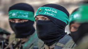 شابة بريطانية وطفل إسرائيلي قيد الاعتقال بسبب الإشادة بحماس!