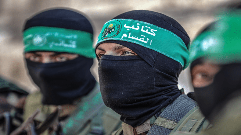 شابة بريطانية وطفل إسرائيلي قيد الاعتقال بسبب الإشادة بحماس!