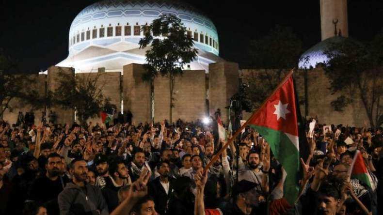 بعد منع اقتحام السفارة الإسرائيلية بالأردن.. فيديو لامرأة تهاجم قوات أمن بلادها (فيديو)