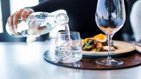 هذه الأطعمة الخمسة إياك أن تتناولها مع الماء.. والسبب!