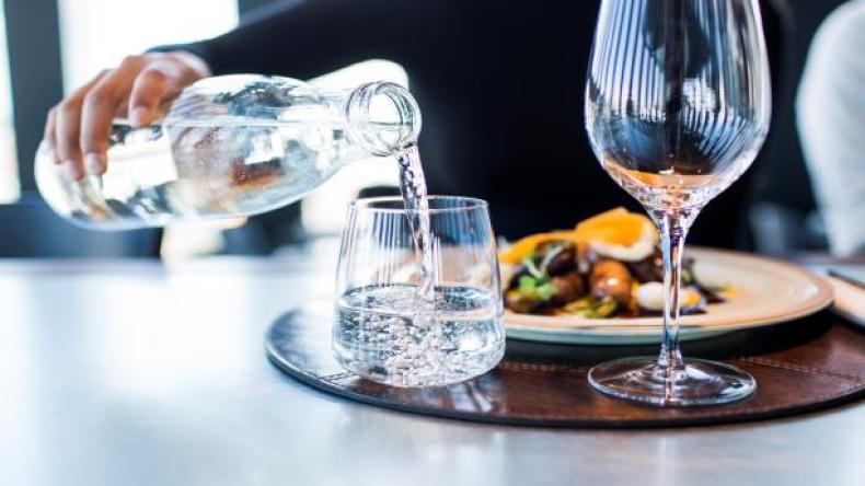 هذه الأطعمة الخمسة إياك أن تتناولها مع الماء.. والسبب!