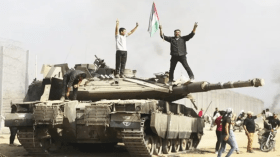 فيديو متداول لجندية إسرائيلية مذهولة من تسلل المقاومة للمستوطنات