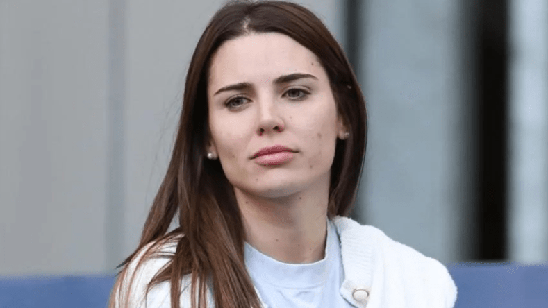 بعدما كانت تساند إسرائيل.. زوجة نجم ريال مدريد تبكي على أطفال غزة!