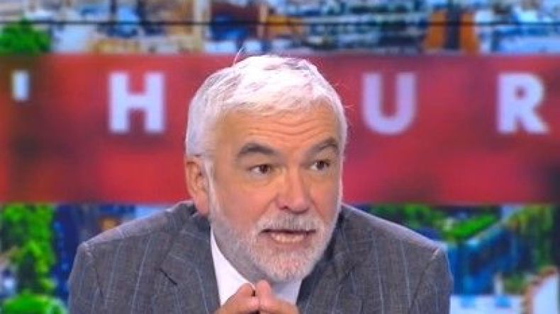 البق سببه المهاجرين.. صحفي فرنسي يثير استنكارا واسعا عبر الشبكات