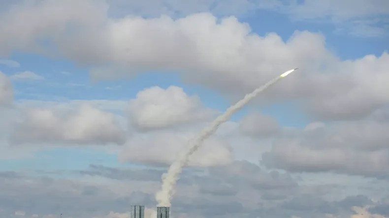 Syrie: les aéroports de Damas et Alep “hors service” après une agression israélienne