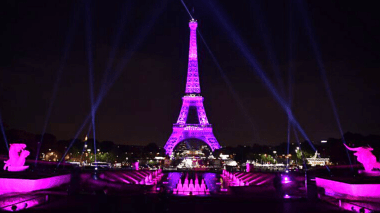 La tour Eiffel illuminée en rose pour cette raison!