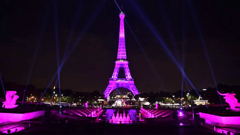 La tour Eiffel illuminée en rose pour cette raison!