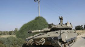 بعد 24 يوما من التهديد.. دبابة إسرائيلية تدخل أحد شوارع غزة والقسام تتصدى لها