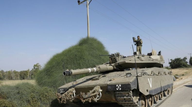 بعد 24 يوما من التهديد.. دبابة إسرائيلية تدخل أحد شوارع غزة والقسام تتصدى لها