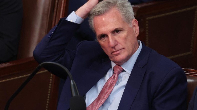 في سابقة تاريخية.. مجلس النواب الأمريكي يعزل رئيسه