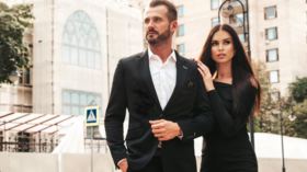 زوجة مهتمة به أو عشيقة متيّم بها؟