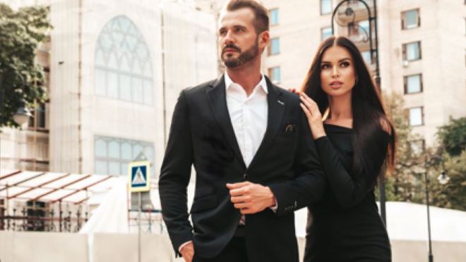 زوجة مهتمة به أو عشيقة متيّم بها؟