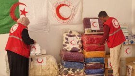 صور مؤثرة لجزائريين يريدون إيصال أغراضهم إلى أبناء فلسطين