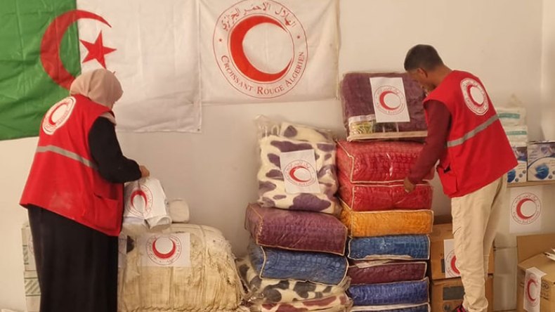 صور مؤثرة لجزائريين يريدون إيصال أغراضهم إلى أبناء فلسطين