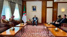 الوزير الأول يستقبل سفير قطر بالجزائر