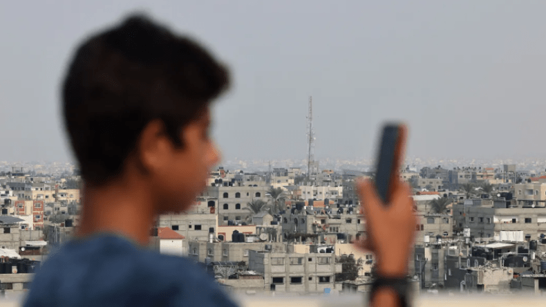 مرة أخرى.. انقطاع الاتصال بالانترنت وشبكة الهاتف في غزة