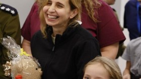 “سأكون للأبد أسيرة شكر”.. هذا ما كتبته أسيرة إسرائيلية في رسالة وداع للقسام