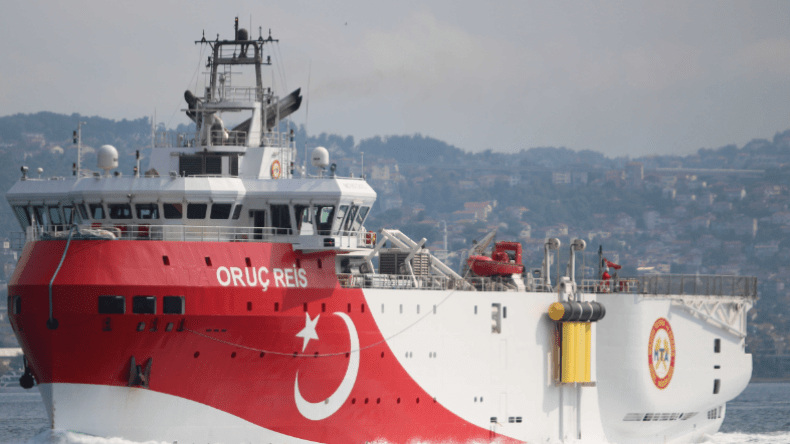 تركيا ترسل سفينتين إلى الموانئ المصرية لعلاج الجرحى في غزة