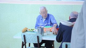 المُسنّون.. ذاكرة حية بحاجة للتدوين