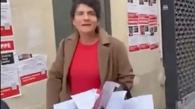 «Israël assassin!»: une ex-employée du Quai d’Orsay arrache les photos d’otages israéliens (VIDEO)