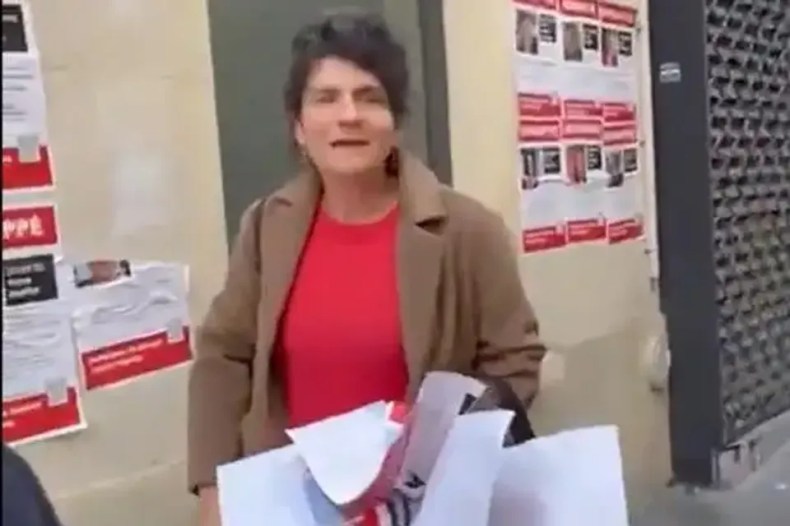 «Israël assassin!»: une ex-employée du Quai d’Orsay arrache les photos d’otages israéliens (VIDEO)