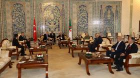 Les entretiens entre le président Tebboune et son homologue turc élargis aux deux délégations